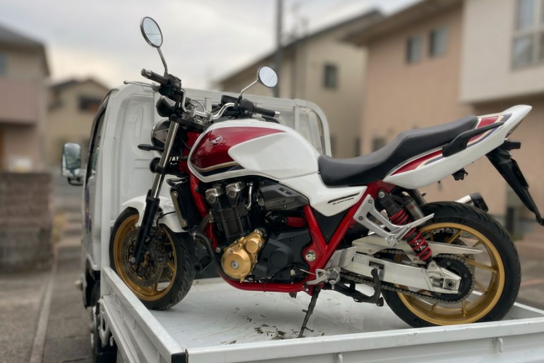 出張買取でバイクを積載する様子